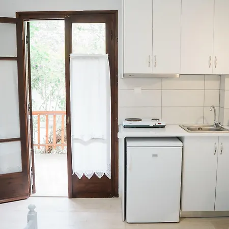 Afroditi Pansion Áyios Nikítas